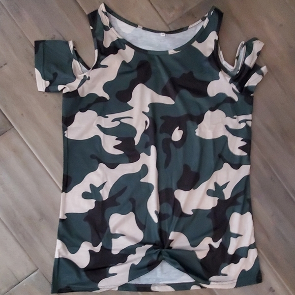Cold Shoulder Camo Print Tee Top Tshirt NEW! - Picture 2 of 3